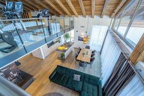 Penthouse Premium, 4 habitaciones | Sala de estar | Televisión de pantalla plana, chimenea y reproductor de DVD 