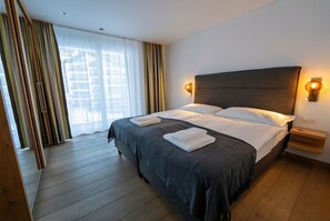 In-room safe, desk, soundproofing, iron/ironing board - Matthiol Serviced Apartments (Zermatt)