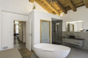 顶层房, 3 间卧室 | 浴室服务设施 | 独立的浴缸和淋浴、免费洗浴用品、吹风机、浴袍