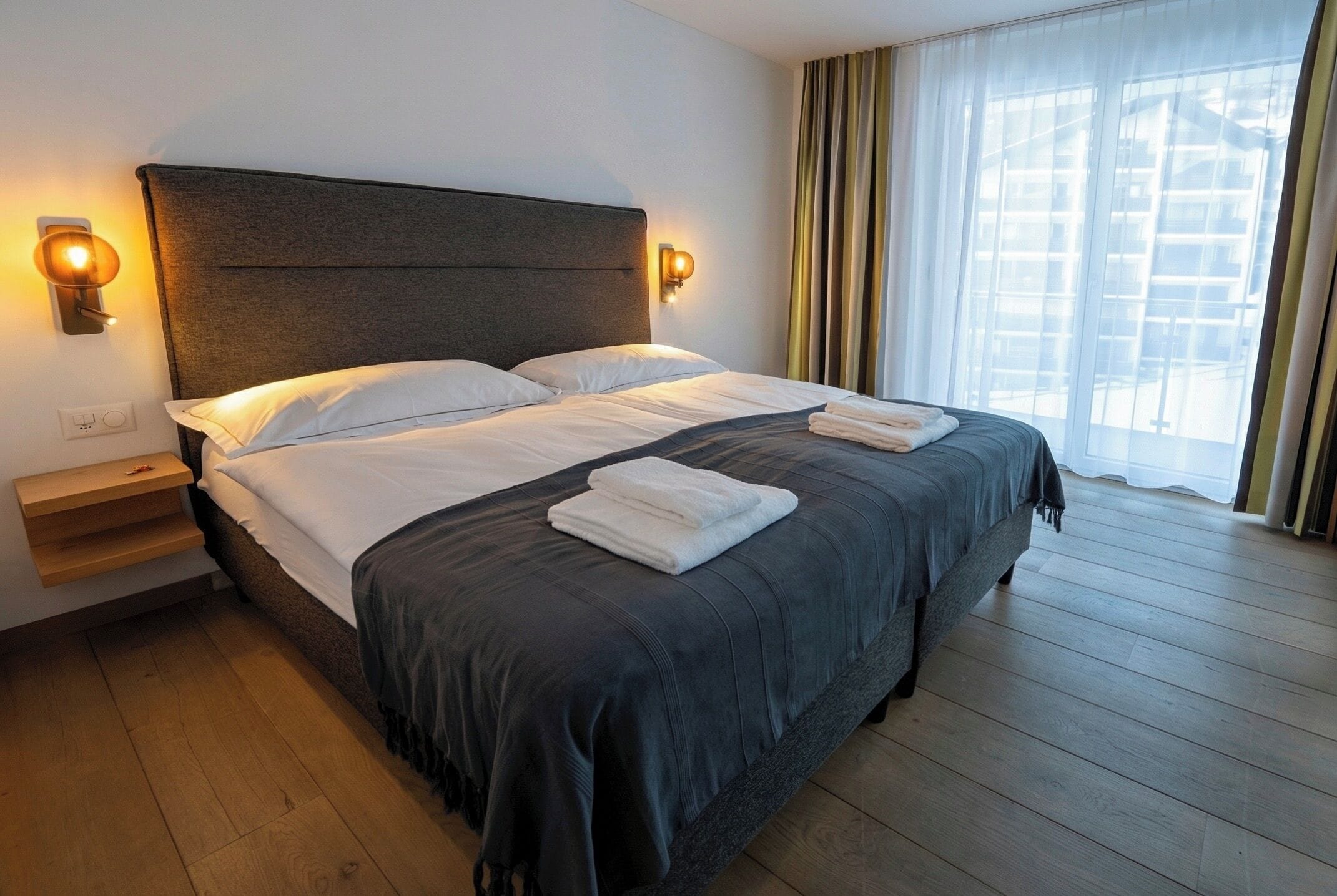 Zimmersafe, Schreibtisch, schallisolierte Zimmer, Bügeleisen/Bügelbrett