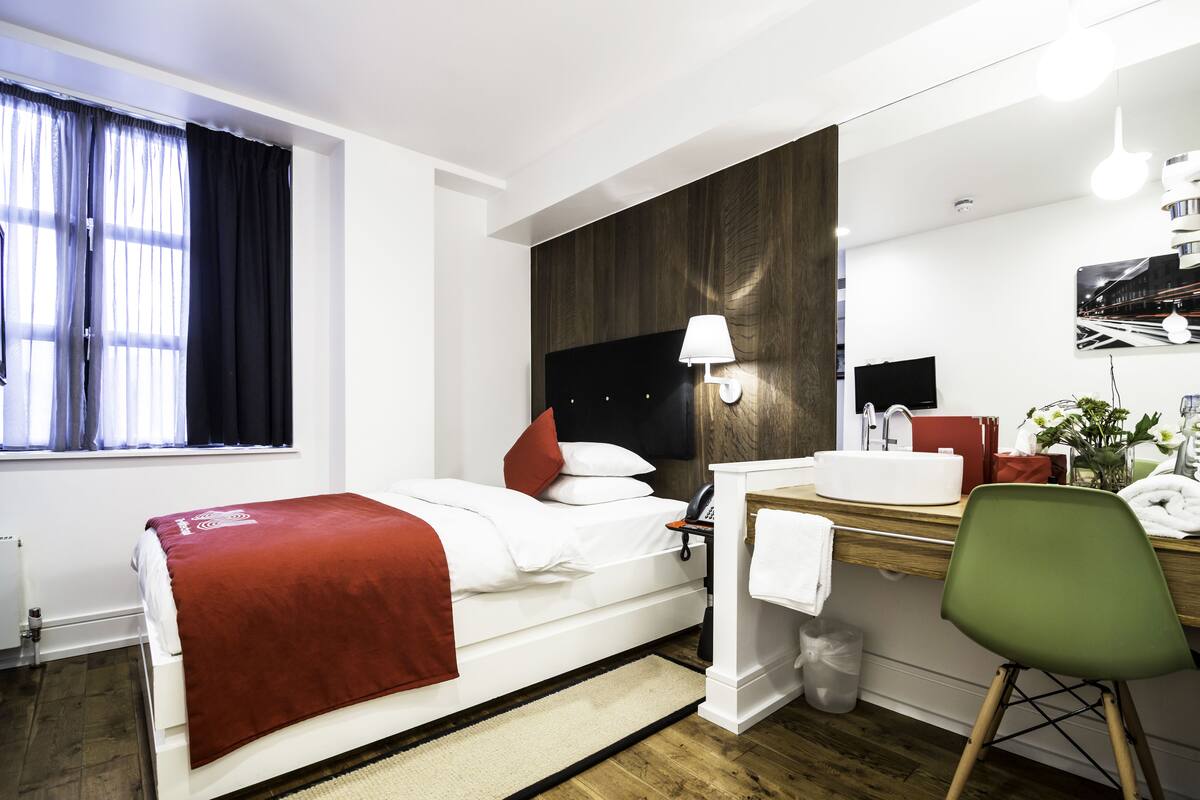 Premier Room, 1 Single Bed | Minibar, in-room safe, blackout drapes, soundproofing