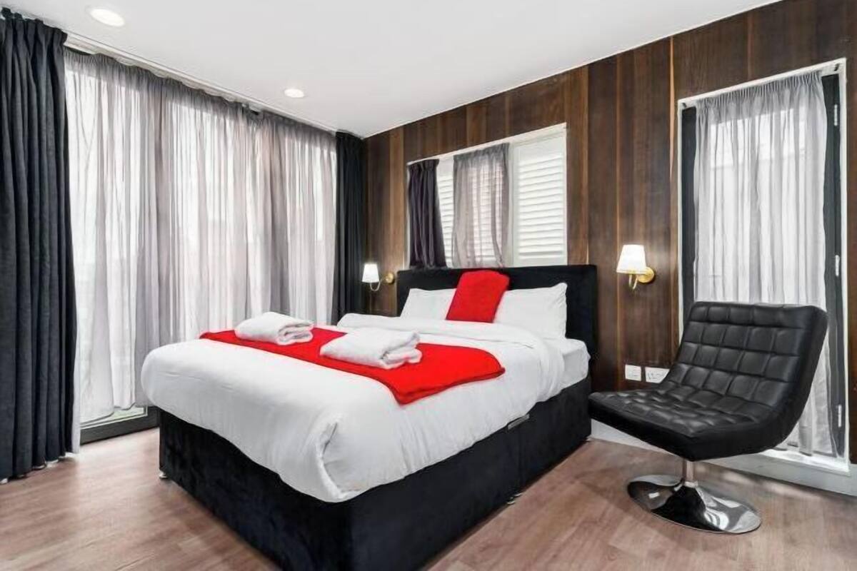 Minibar, in-room safe, blackout drapes, soundproofing