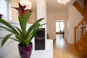 Penthouse, 3 chambres (Getreidemarkt) | Coin séjour | Télévision à écran plat, films à la carte