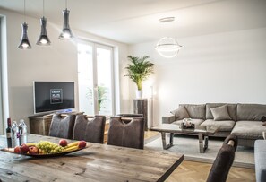 Comfort Penthouse, 3 Bedrooms, Terrace (Getreidemarkt) | Living area