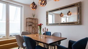 Penthouse, 3 Bedrooms (Getreidemarkt) | In-room dining - Urban Flats Vienna City Center (Vienna)