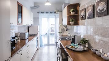 Fridge, coffee/tea maker, electric kettle, cookware/dishes/utensils