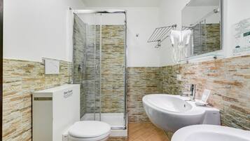 Dusche im Bad