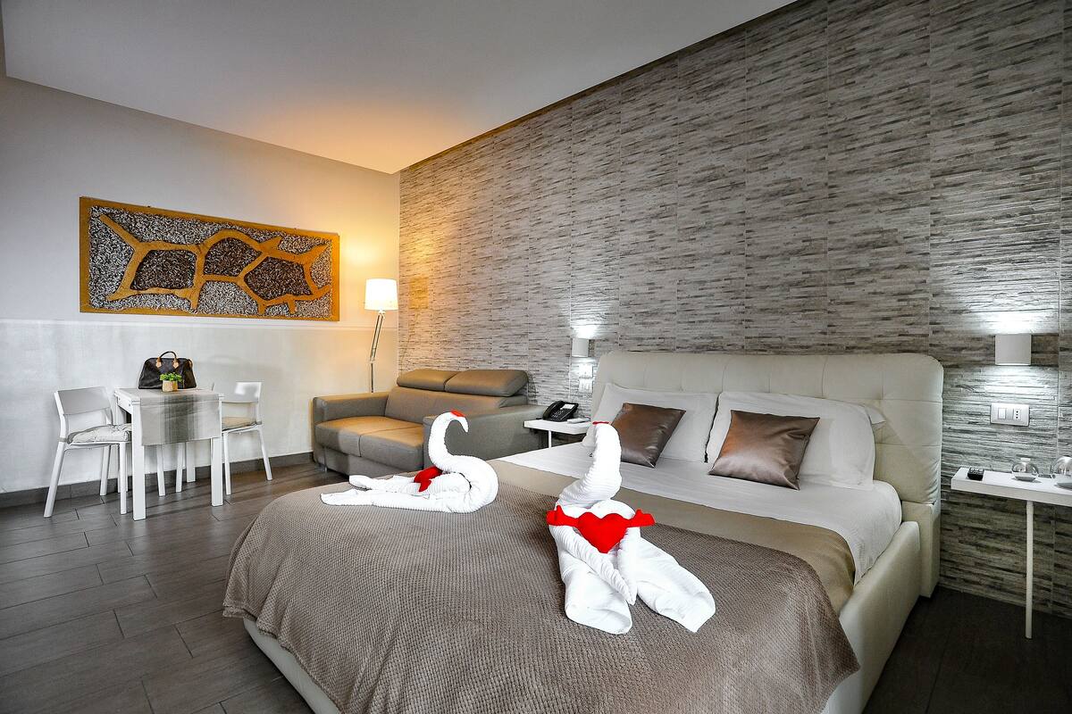 Habitación cuádruple superior, 1 habitación, baño privado, vista a la ciudad | Ropa de cama de alta calidad y minibar