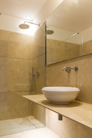 Habitación doble superior, vistas a la ciudad | Baño | Ducha, artículos de higiene personal ecológicos, secador de pelo y bidé