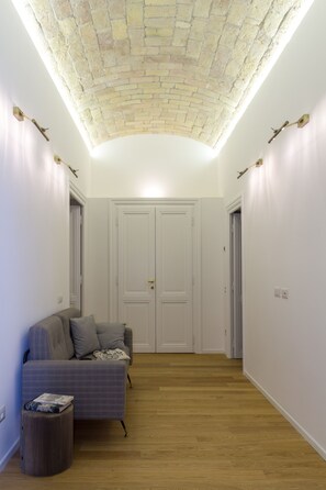 Coin salon dans le hall