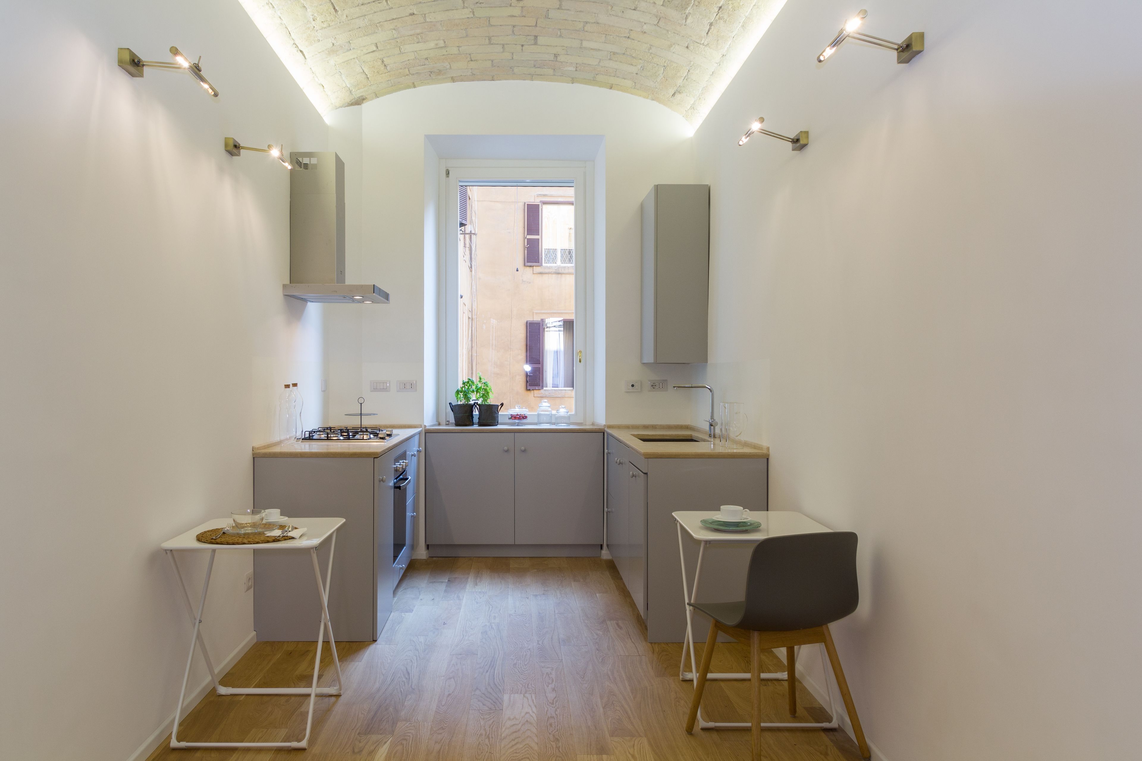 Daily to-go breakfast (EUR 8 per person)