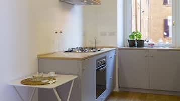 Daily to-go breakfast (EUR 8 per person)