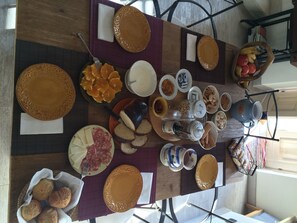 Daily buffet breakfast for a fee