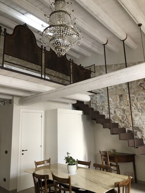 奢华开间套房, 1 间卧室, 无烟房, 厨房 | 起居区 | 液晶电视