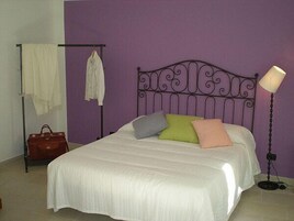Minibar, decoración personalizada, muebles diferentes y escritorio 