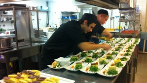 A kitchen with chefs preparing food. - Hotell Plevnagården (Malmkoping)