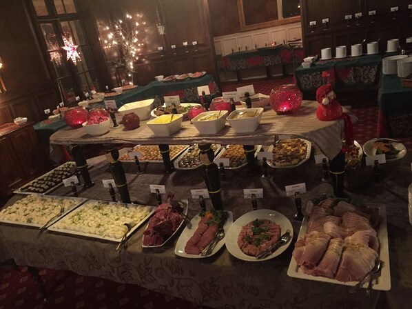 Una mesa de buffet con diversos alimentos y bebidas.