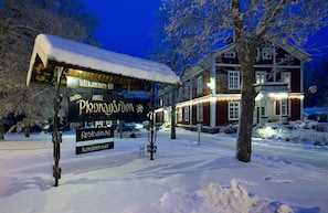 Front of property - evening/night - Hotell Plevnagården (Malmkoping)