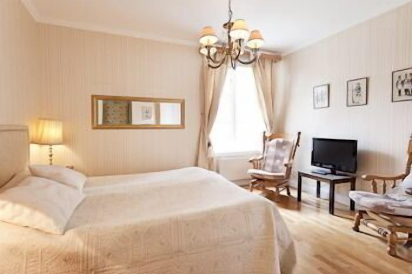 double room | 1 bedroom, in-room safe, desk, laptop workspace