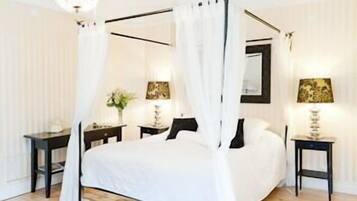 VÀrdeförvaringsskÄp pÄ rummet, skrivbord och arbetsyta för laptop