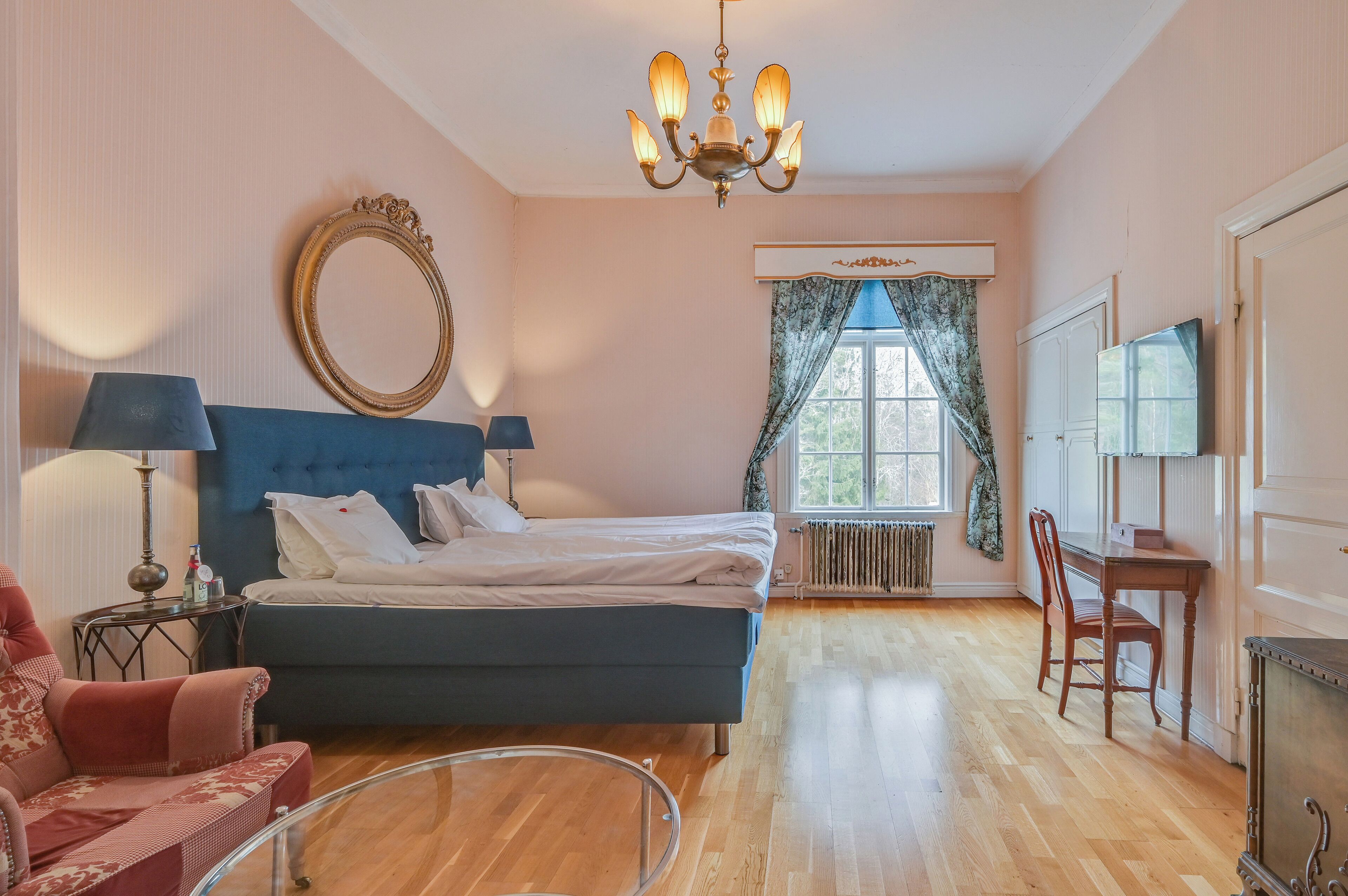 double room | 1 bedroom, in-room safe, desk, laptop workspace