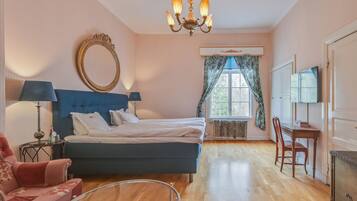 Kahden hengen huone | Tallelokero huoneessa, työpöytÀ