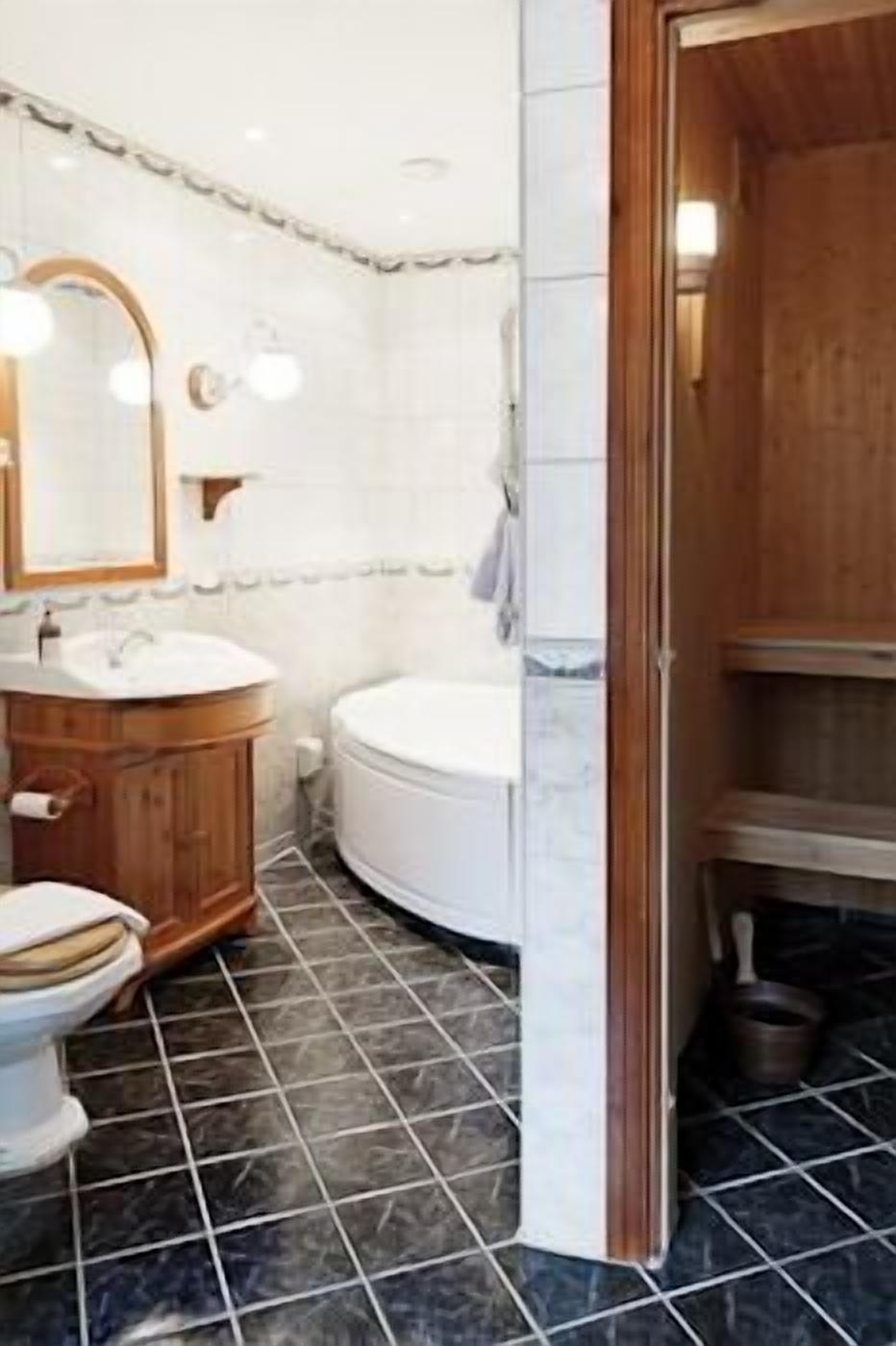 luxury suite | deep-soaking bathtub