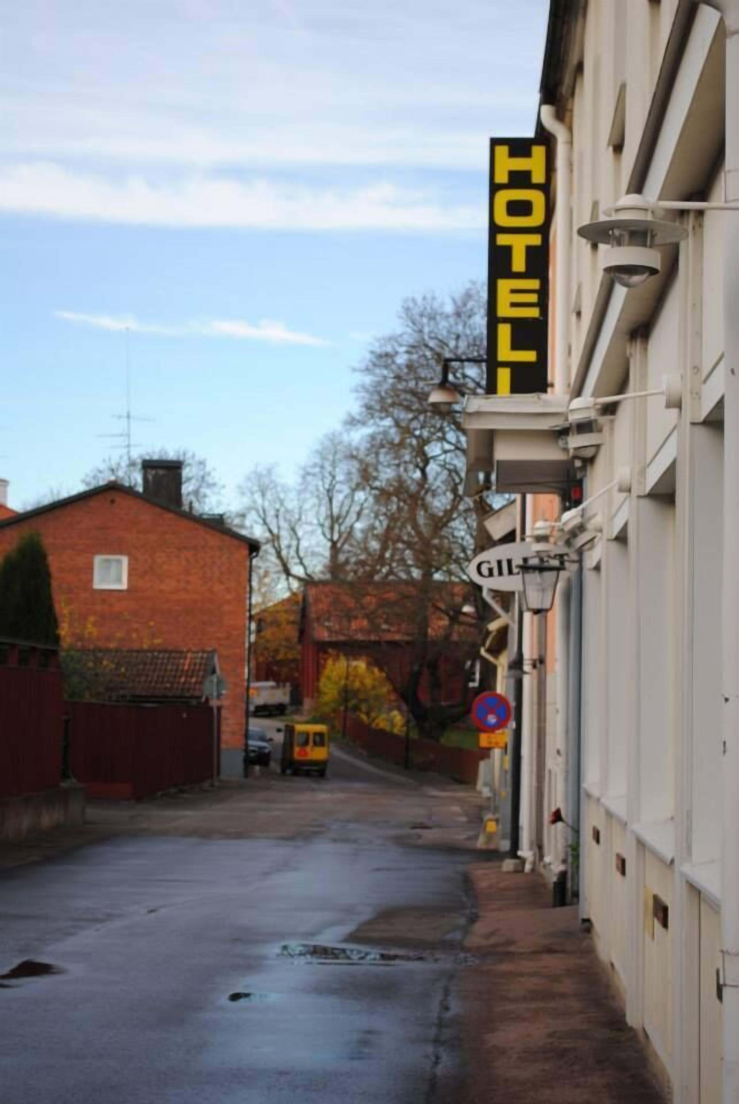 Ett hotell som heter ”HOTEL GILLETT”, med en skylt på byggnaden.