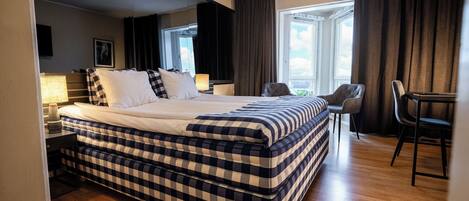 Habitación doble clásica | Ropa de cama de alta calidad y escritorio