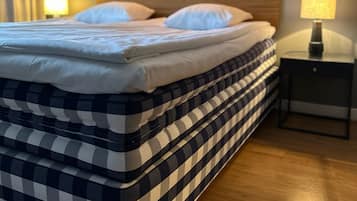 Quarto casal clássico | Roupas de cama premium, escrivaninha, espaço de trabalho para notebook