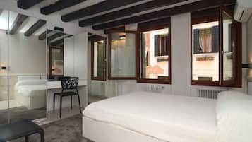 Apartemen Desain, Beberapa Tempat Tidur, dapur | Selimut bulu angsa, brankas, dan setrika/meja setrika