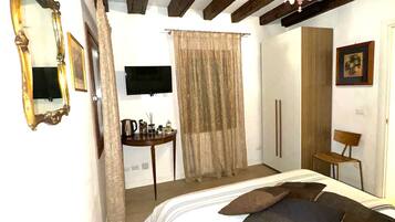 Cubrecamas, caja de seguridad en la habitación y escritorio