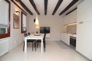 Appartement Design, plusieurs lits, cuisine | Salle à manger