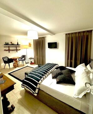 Deluxe Double Room, Canal View | Down comforters, in-room safe, desk, laptop workspace - B&B Fortuny (Venice)