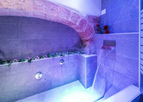 Suíte luxo | Banheiro | Chuveiro/banheira combinados, banheira de imersão