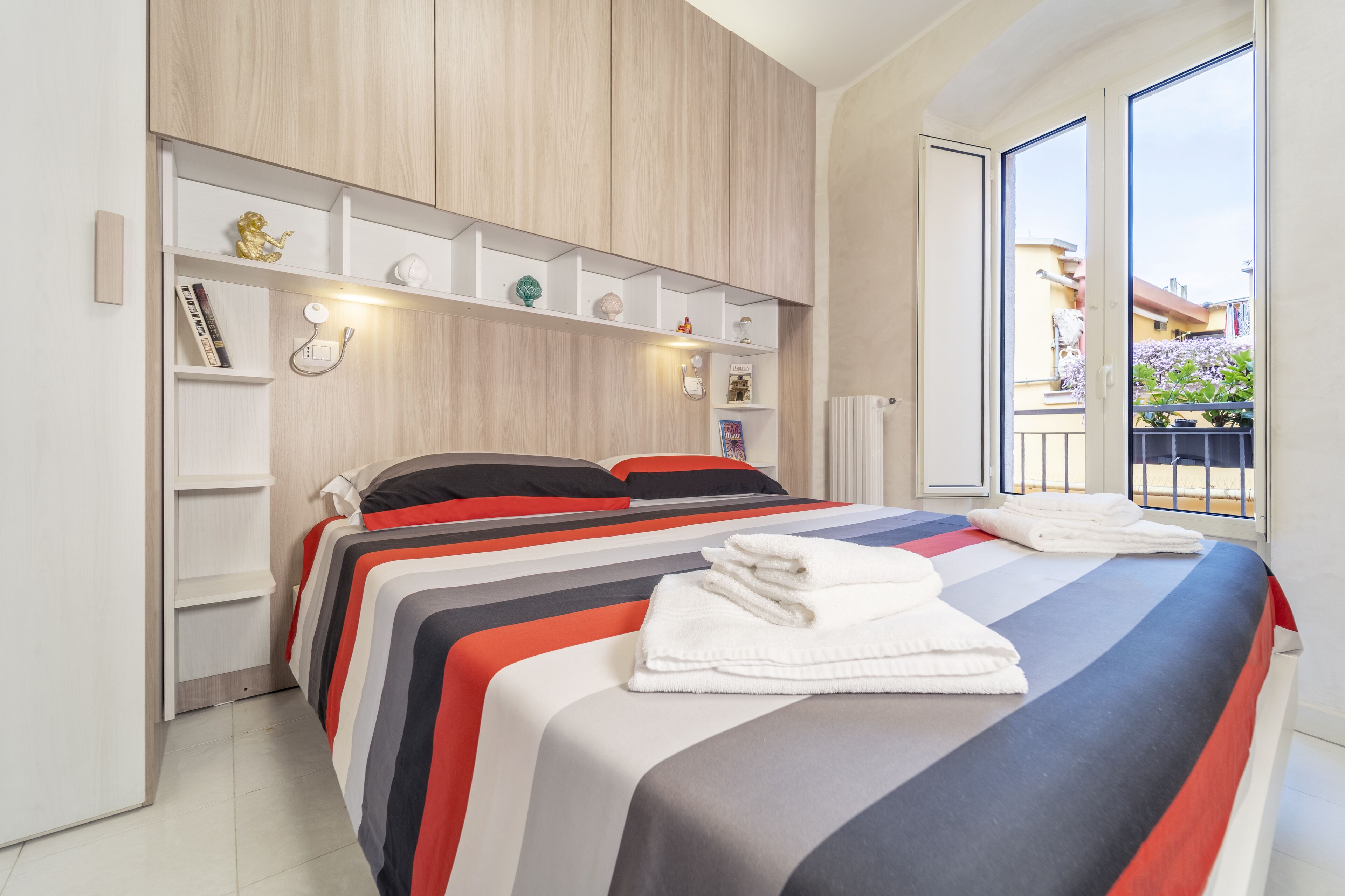 Chambre Standard, 1 chambre, salle de bains attenante, vue ville | Vue sur la rue