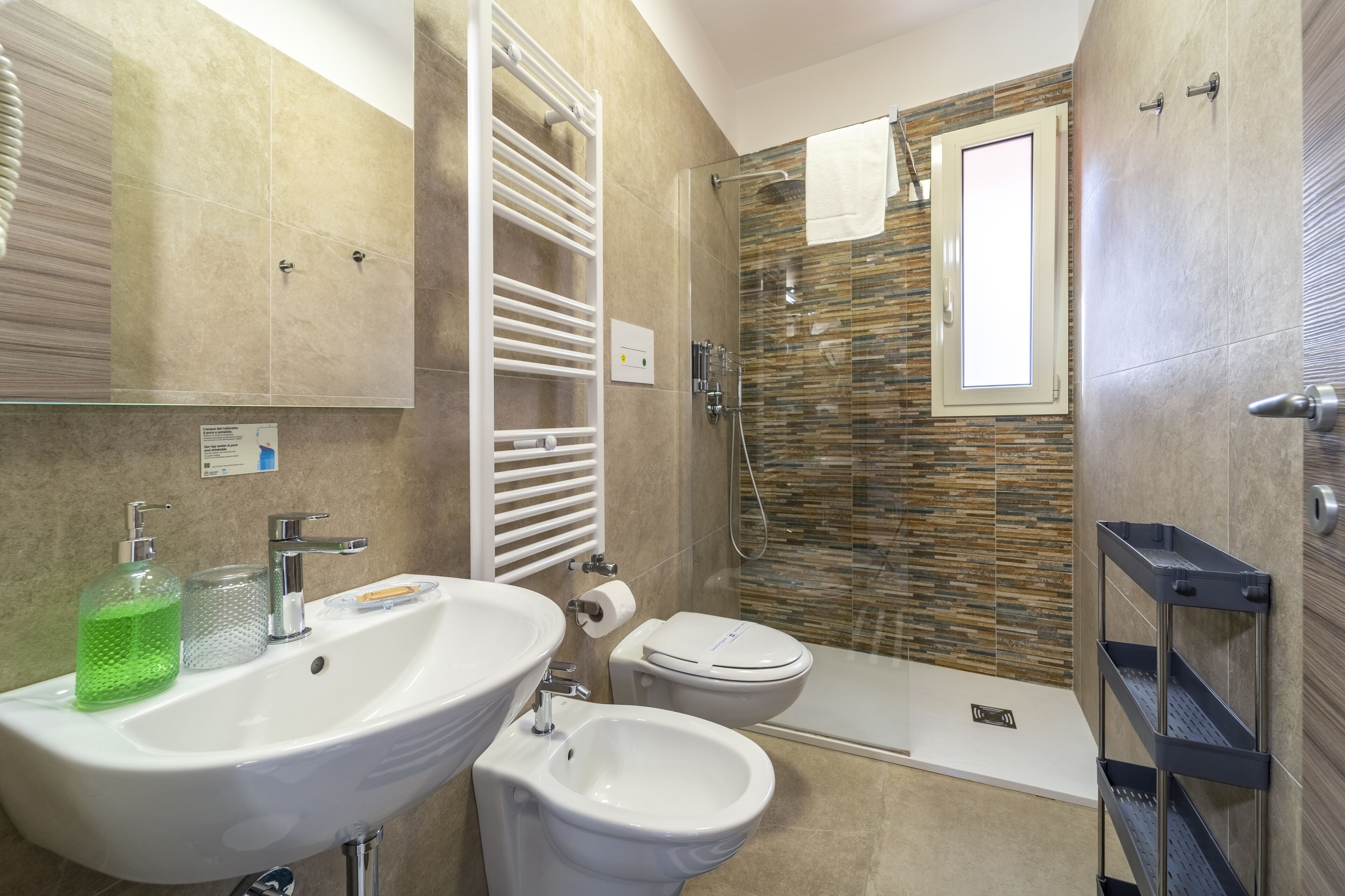 Ein modernes Badezimmer mit Waschbecken, Bidet, Toilette und Dusche.