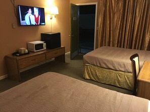 Quarto, 2 camas de casal | Escrivaninha, camas extras/dobráveis (sobretaxa), Wi-Fi de cortesia