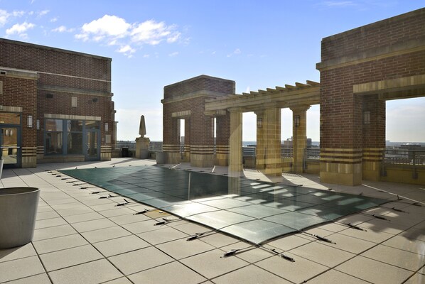 季節限定屋外プール、屋上プール