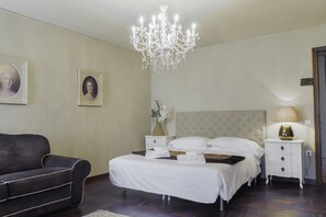 Leilighet, 3 soverom, terrasse (check-in online) | Sengetøy av topp kvalitet, dundyner, individuelt innredet og lydisolert
