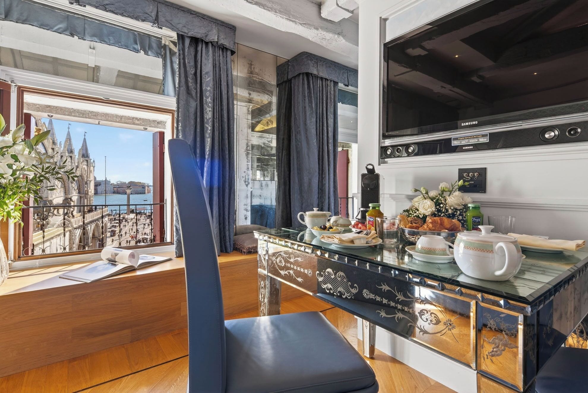 华丽套房 (St. Mark View) | 起居区 | 平板电视