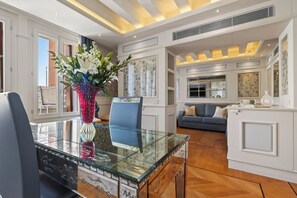 Suite Deluxe, Terraza (St. Mark View) | Área de sala de estar | Televisión de pantalla plana 