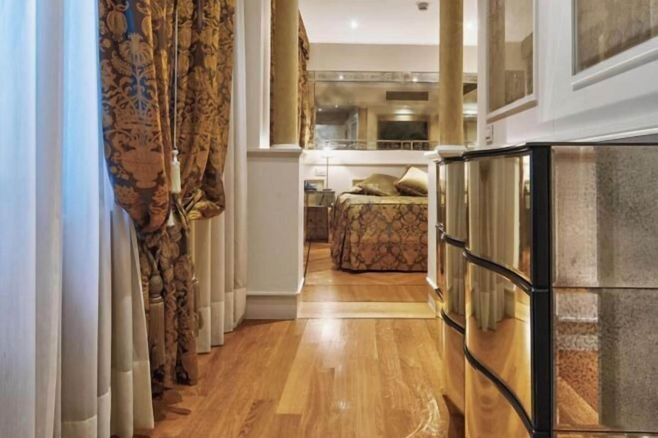 Premium bedding, minibar, in-room safe, individually furnished