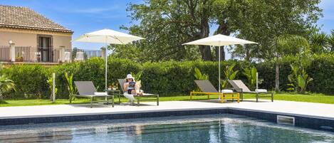 En säsongsöppen utomhuspool