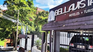 Una entrada de hotel con un cartel que dice 'BELLAVISTA HOTELES + TURISMO'.