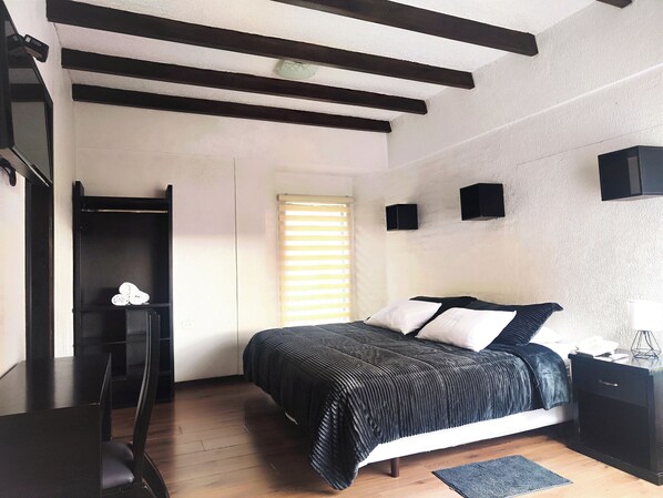 أغطية فراش متميزة وميني بار وخزنة داخل الغرفة ومكتب