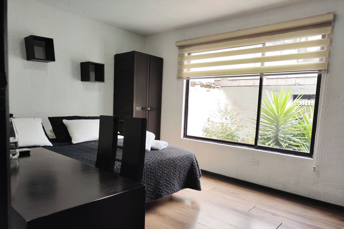 Bộ đồ giường cao cấp, minibar, két bảo mật tại phòng, bàn