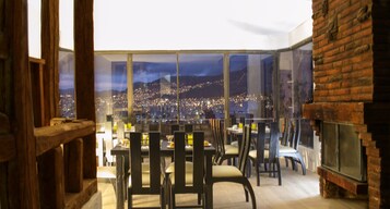 Se sirven desayunos, almuerzos y cenas; cocina regional