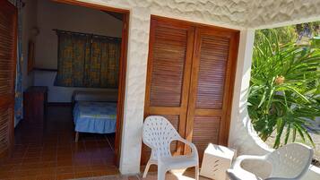 Chambre avec lits jumeaux, vue jardin | Terrasse/Patio