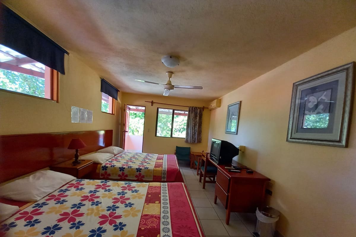 Room, 2 Katil Kelamin (Double), Pool View | Peti besi dalam bilik, Wi-fi percuma, cadar katil